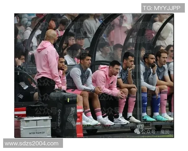 足球巨星赛场突遭意外摔倒引发全场观众热议关注